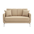 Moderne beige bank met kussens en metalen poten