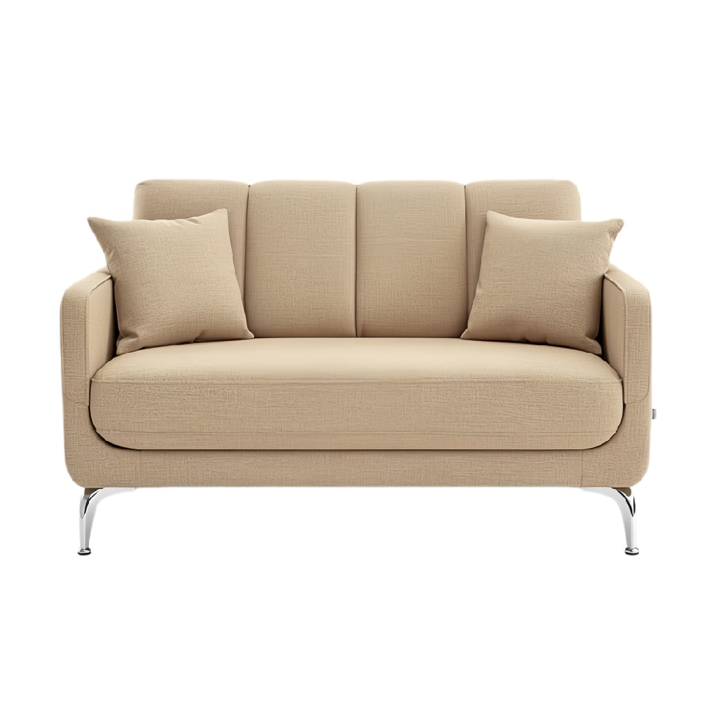 Moderne beige bank met kussens en metalen poten